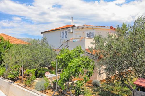 Apartments and rooms with parking space Trogir - 4814
