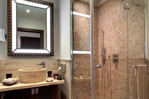 Un baño de Tiara Miramar Beach Resort