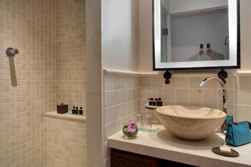 Un baño de Tiara Miramar Beach Resort