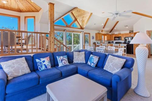 un canapé bleu dans le salon d'une maison dans l'établissement 1300 - Shore Pleasure, à Corolla