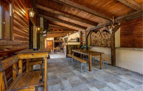 um quarto com mesas e bancos de madeira num edifício em Pet Friendly Home In Plesce em Plešce