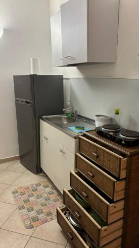Una cocina o zona de cocina en Casa centralissima Torre dell Orso 100m dal mare