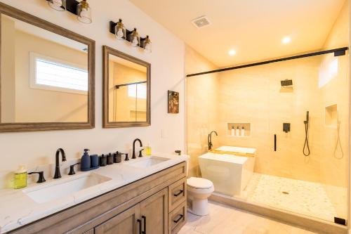 Ένα μπάνιο στο Dallas Luxe Townhome !Rooftop Movie Theater !9 Min to Downtown