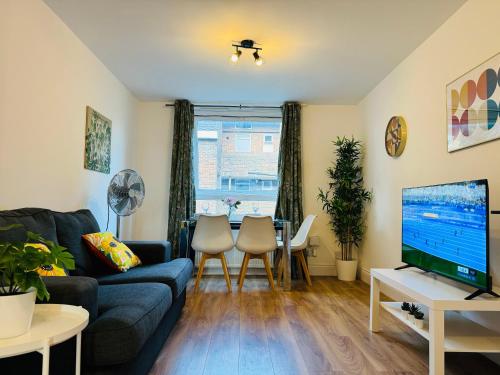a living room with a couch and a table at Two Bedroom Flat for Six Guests in London