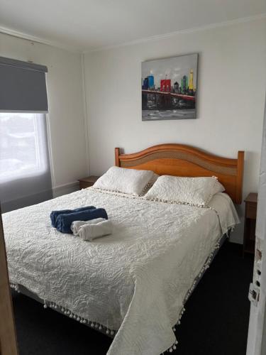 Un dormitorio con una cama con dos toallas encima. en Rent House 1745, en Osorno