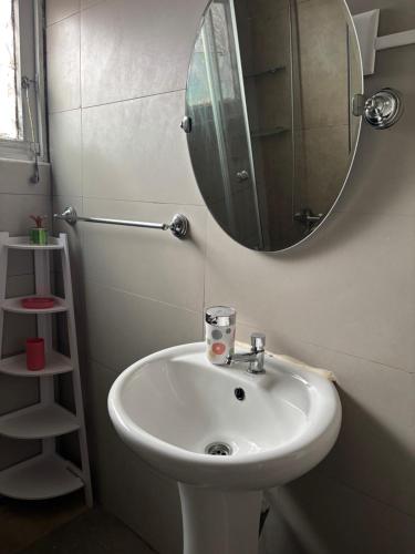 un baño con lavabo y espejo en Rent House 1745, en Osorno