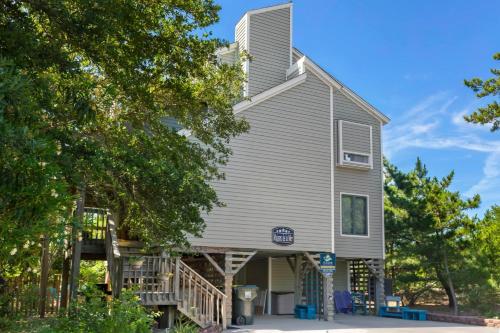 a large house with a gambrel roof at 1689 - Maison de la Mer in Poplar Branch