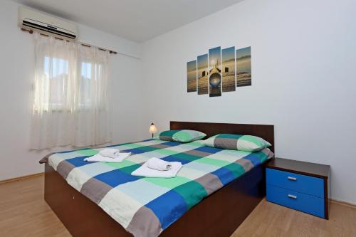 Apartments with parking space Palit, Rab - 24073