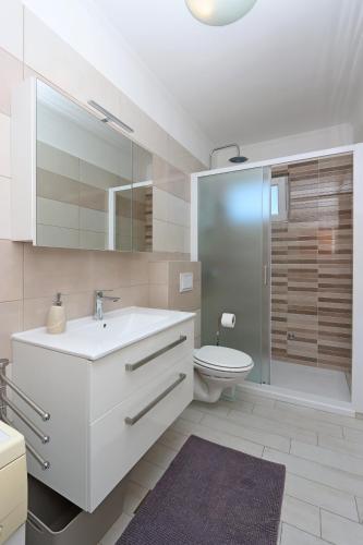 Apartments with parking space Palit, Rab - 24073