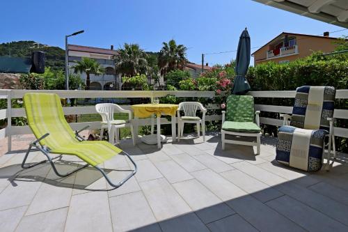 Apartments with parking space Barbat, Rab - 24547