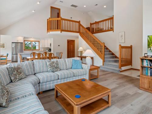una sala de estar con un sofá y una mesa en 4160 - Shipley, en Kitty Hawk