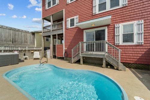 una piscina frente a una casa en 5035 - RoxSand, en Kill Devil Hills