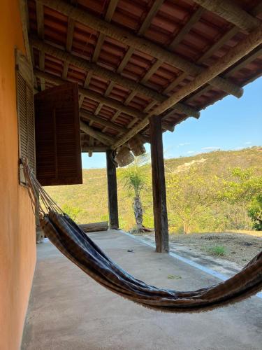 a hammock hanging from the side of a building at Chácara Carvalho in Sabará