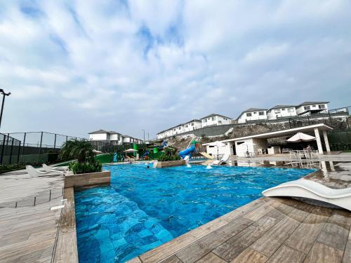 a pool at a resort with blue water at Casa de Lujo, Parking, Piscina, Gym, Juegos in Guayaquil