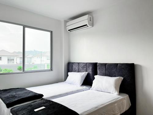a bedroom with two beds and a window at Casa de Lujo, Parking, Piscina, Gym, Juegos in Guayaquil