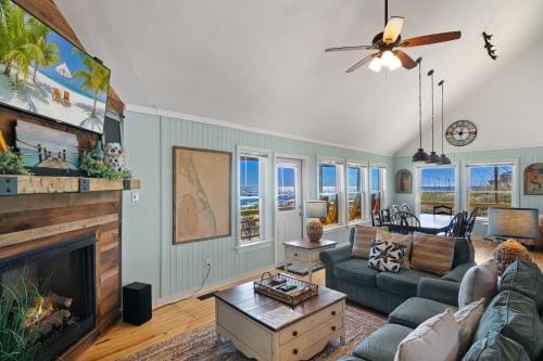 un salon avec un canapé et une cheminée dans l'établissement 7060 - Tides Times, à Whalebone