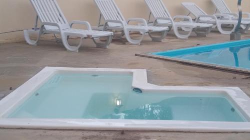 JACARANDÁ Chalés com piscina em São José da Serra MGの敷地内または近くにあるプール