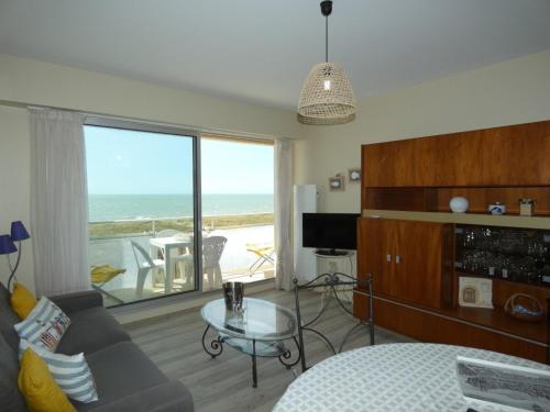 un salon avec vue sur l'océan dans l'établissement Appartement face océan à Notre-Dame-de-Monts, balcon, parking, animaux OK, accès direct plage - FR-1-540-226, à Notre-Dame-de-Monts