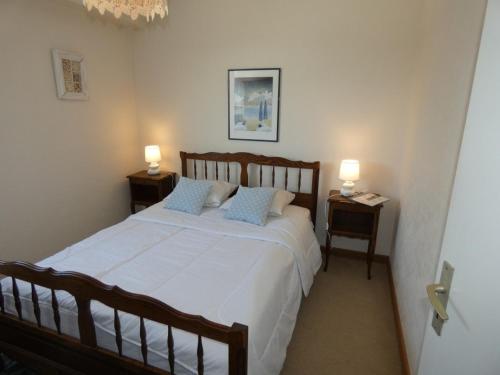 une chambre avec un grand lit avec deux tables de nuit dans l'établissement Appartement face océan à Notre-Dame-de-Monts, balcon, parking, animaux OK, accès direct plage - FR-1-540-226, à Notre-Dame-de-Monts