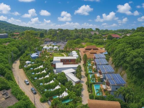 Luftaufnahme eines Resorts mit Solarpaneelen in der Unterkunft Le Resort and Villas in Rawai Beach