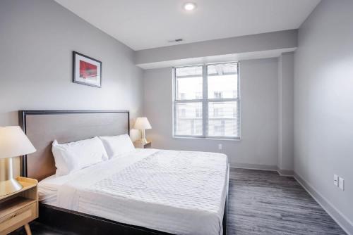 Postel nebo postele na pokoji v ubytování CozySuites at the Banks gym pool 11