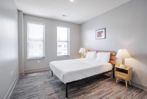 Postel nebo postele na pokoji v ubytování CozySuites at the Banks gym pool 11