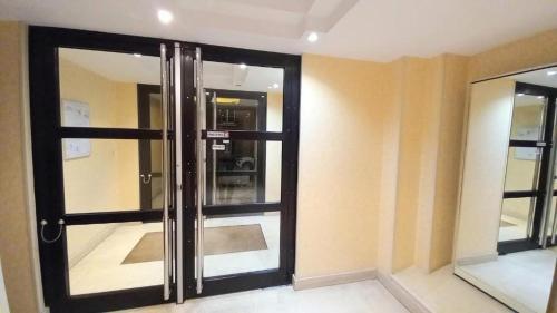 an empty room with a glass door in a building at Nogent sur Marne Appartement en plein centre ville in Nogent-sur-Marne