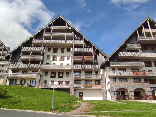 Appartement spacieux à Super Besse avec piscine et parking - FR-1-814-146