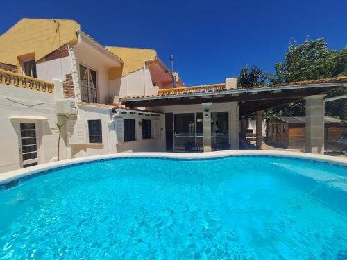 una grande piscina blu davanti a una casa di Villa Nevada Gran casa vacacional familiar con piscina cerca de la playa en Puerto Pollença a Port de Pollença
