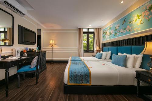 En eller flere senge i et værelse på Hoi An Golden Holiday Hotel & Spa