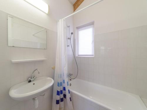 Ένα μπάνιο στο Spacious Coastal Getaway
