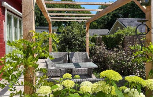 un patio con mesa, sillas y pérgola en Nice House In Putten, en Putten