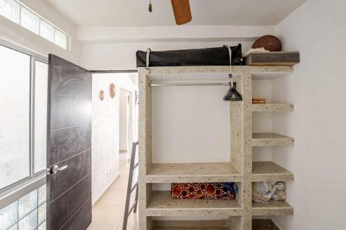 a room with a ladder next to a shower at Spacious house with Acapulco club in Acapulco