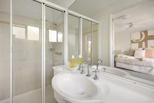 Phòng tắm tại Noosa River Resort Apartment on Gympie Terrace