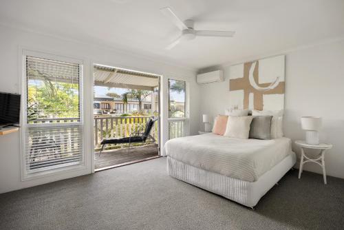 Giường trong phòng chung tại Noosa River Resort Apartment on Gympie Terrace