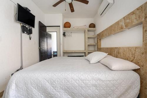 a bedroom with a bed and a ceiling fan at Spacious house with Acapulco club in Acapulco