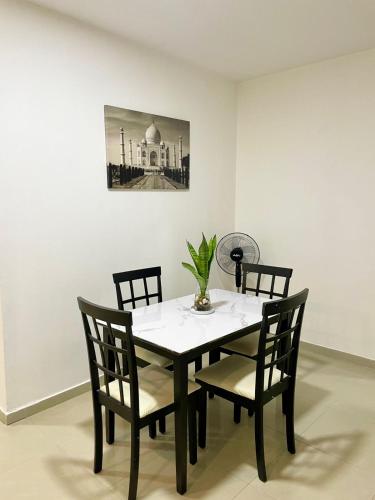 a dining room table with chairs and a picture of a mosque at Apartahotel MKS Caribe in San Andrés