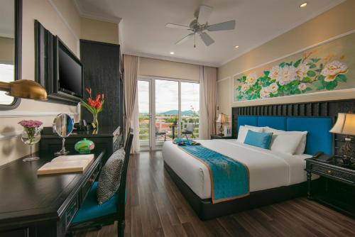 En eller flere senge i et værelse på Hoi An Golden Holiday Hotel & Spa