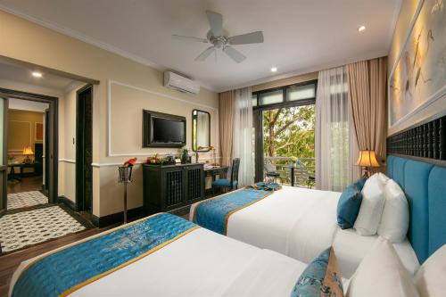 En eller flere senge i et værelse på Hoi An Golden Holiday Hotel & Spa