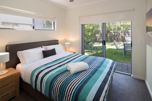 Una cama o camas en una habitación de Dunsborough Seascape