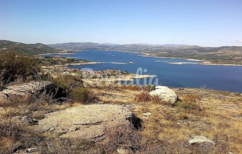 a view of a large body of water on a hill at New Riyork Sweet Home in Geres