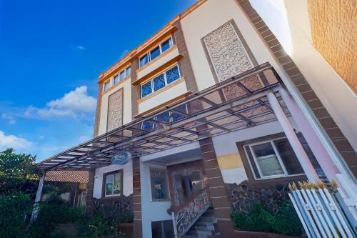 ein Haus mit Markise auf der Vorderseite in der Unterkunft Hotel O My Home@Bali in Kuta