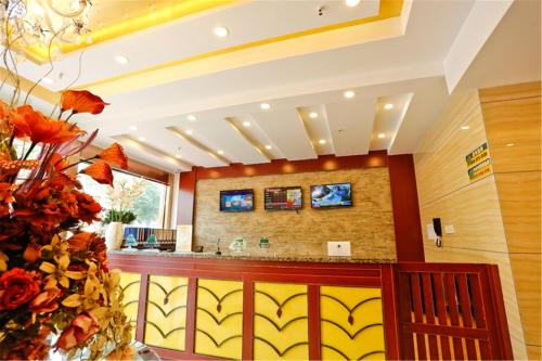 un vestíbulo de hotel con un bar Batman en GreenTree Inn Jiangsu Lianyungang Donghai Benniu Square Business Hotel, en Donghai