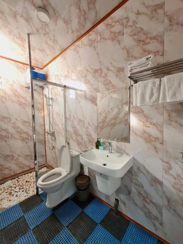 a bathroom with a toilet and a sink at Koi Home 286 Mộc Châu in Mộc Châu