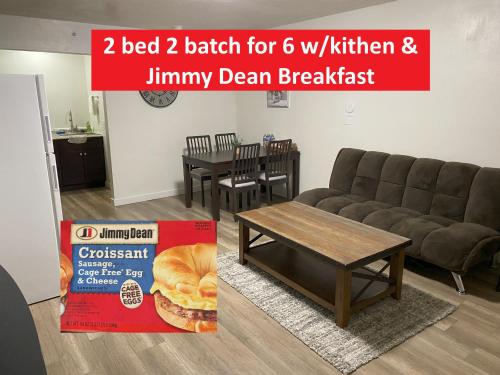 ein Wohnzimmer mit einer Couch und einem Couchtisch in der Unterkunft Green River Inn Apartments in Green River