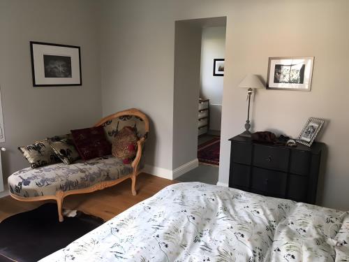 a bedroom with a bed and a couch at Maison Aux Portes Du Médoc in Arsac