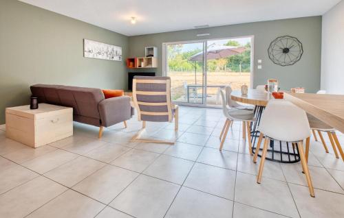 ein Wohnzimmer mit einer Couch und einem Tisch und Stühlen in der Unterkunft Charmante Maison À La Campagne in Laveyssière