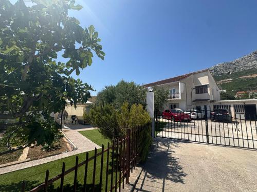 Üldine mäevaade või majutusasutusest Dragon Paradise - Sea View, Garden & Marina Split Riviera pildistatud vaade