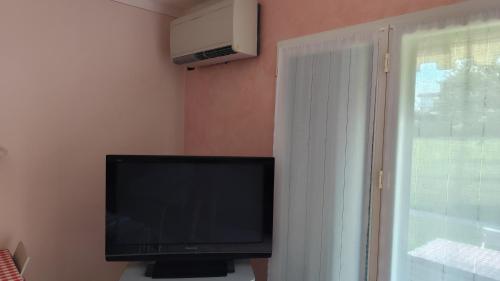TV a/nebo společenská místnost v ubytování Appartamento San Sivino