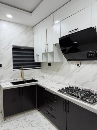 Kuchyň nebo kuchyňský kout v ubytování MOTF Home